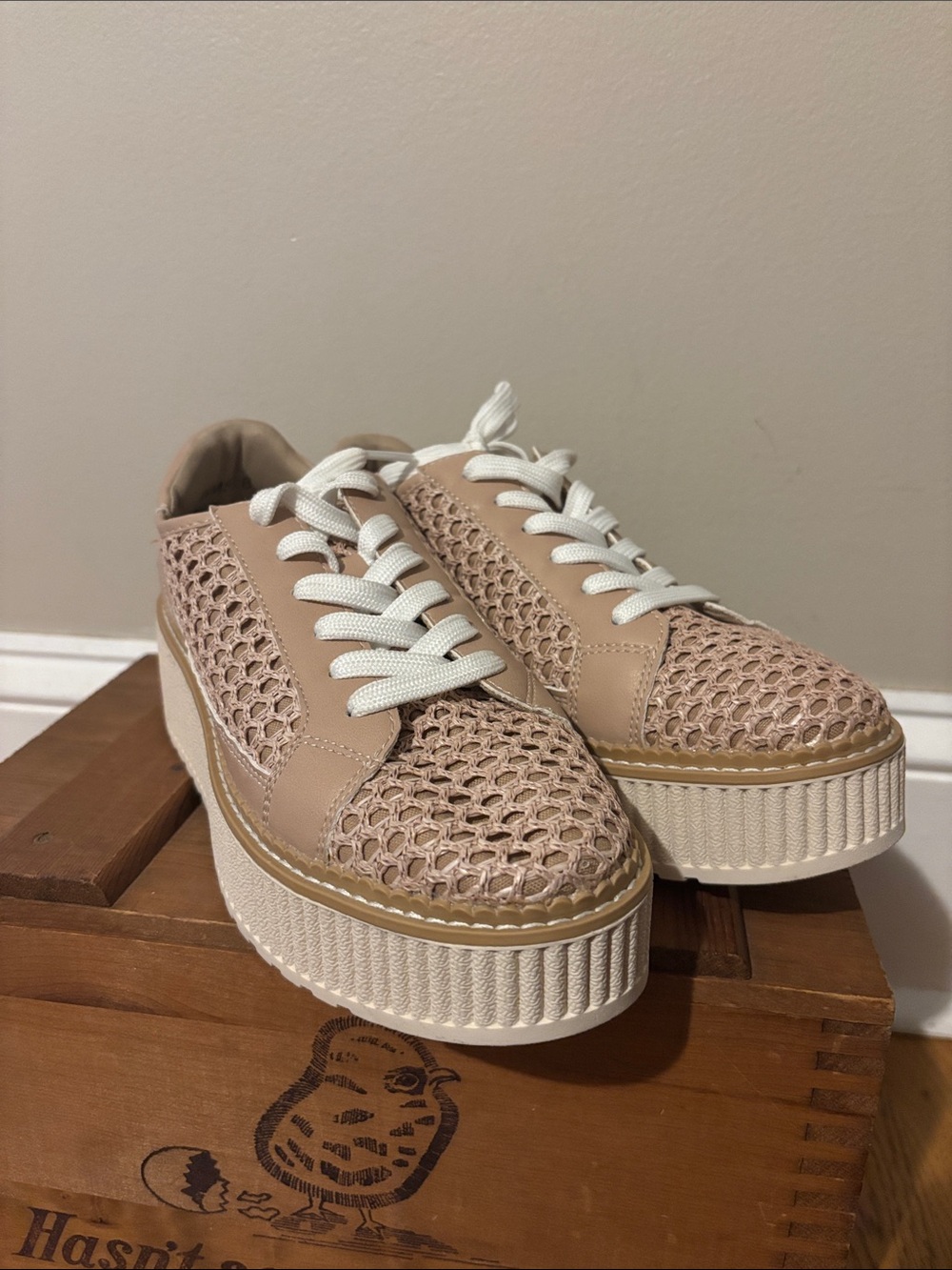 DV Dolce Vita Becky Platform Crochet Sneakers Womens Size 8 Beige Tan Flatform